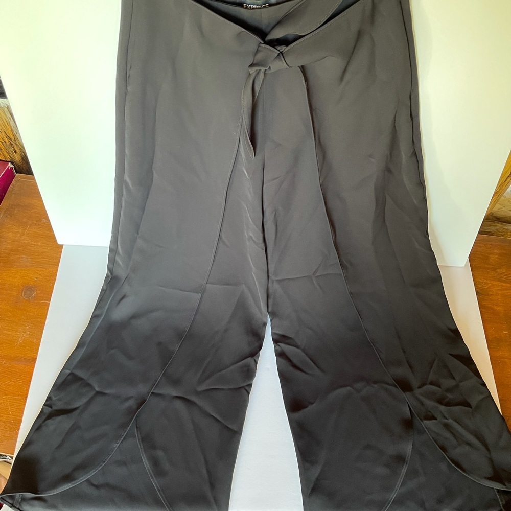 Express Size 6R Crop High rise Split front Pants